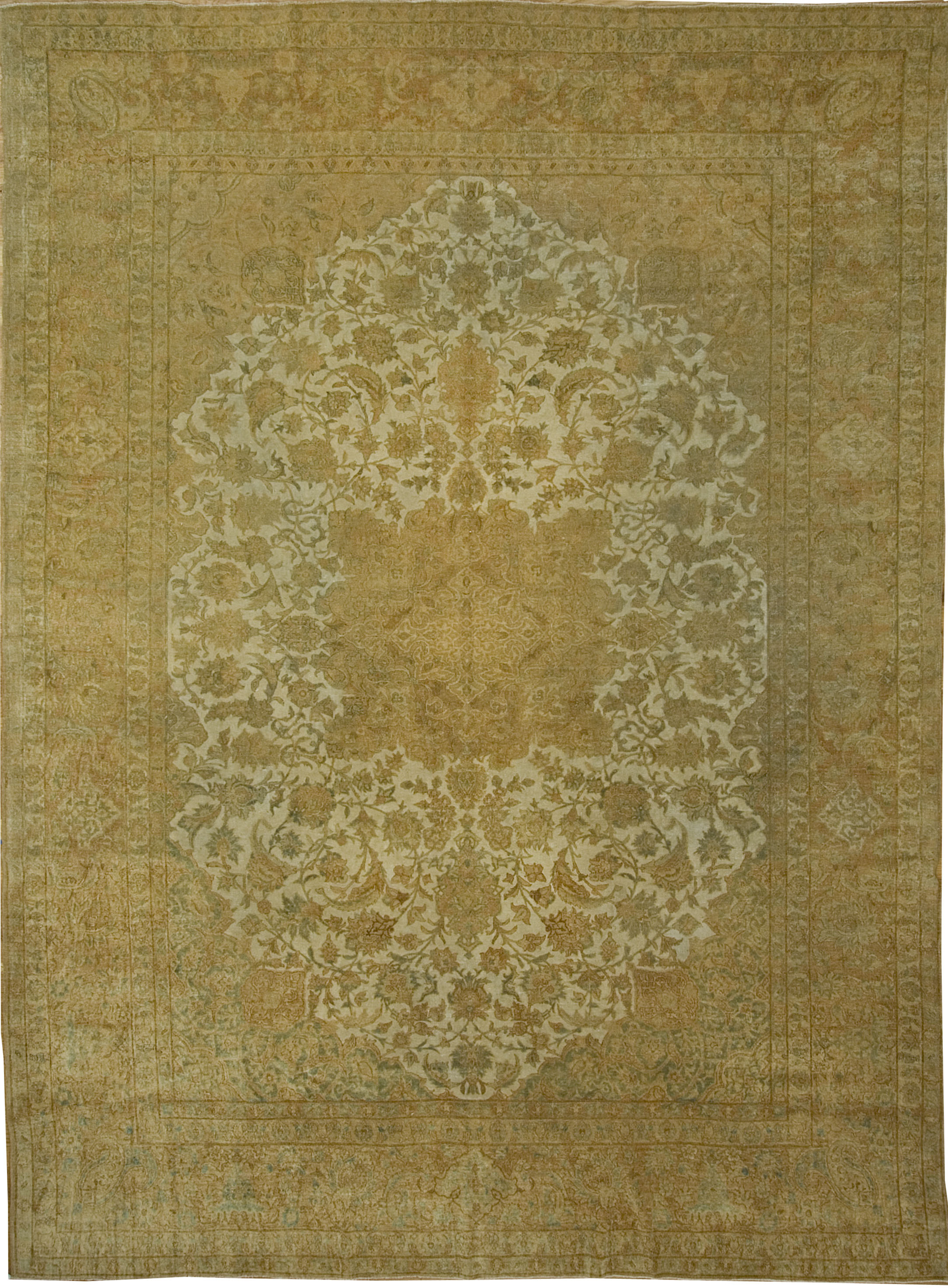 Persian Isfahan Rug; Vintage carpets